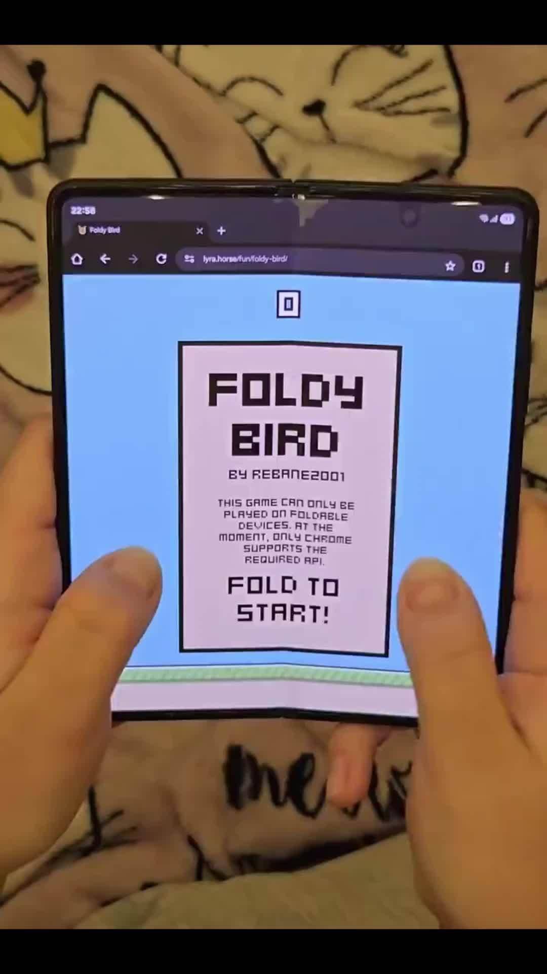 鉸鏈大考驗，玩家用摺疊屏手機開合遊玩《Flappy Bird》小遊戲