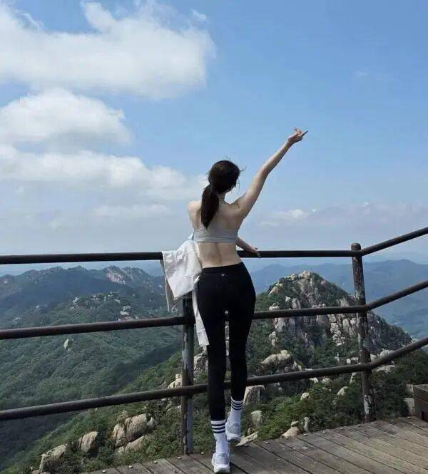 韓國女網紅穿運動內衣登山，韓網友吐槽：山上穿運動內衣不太合適