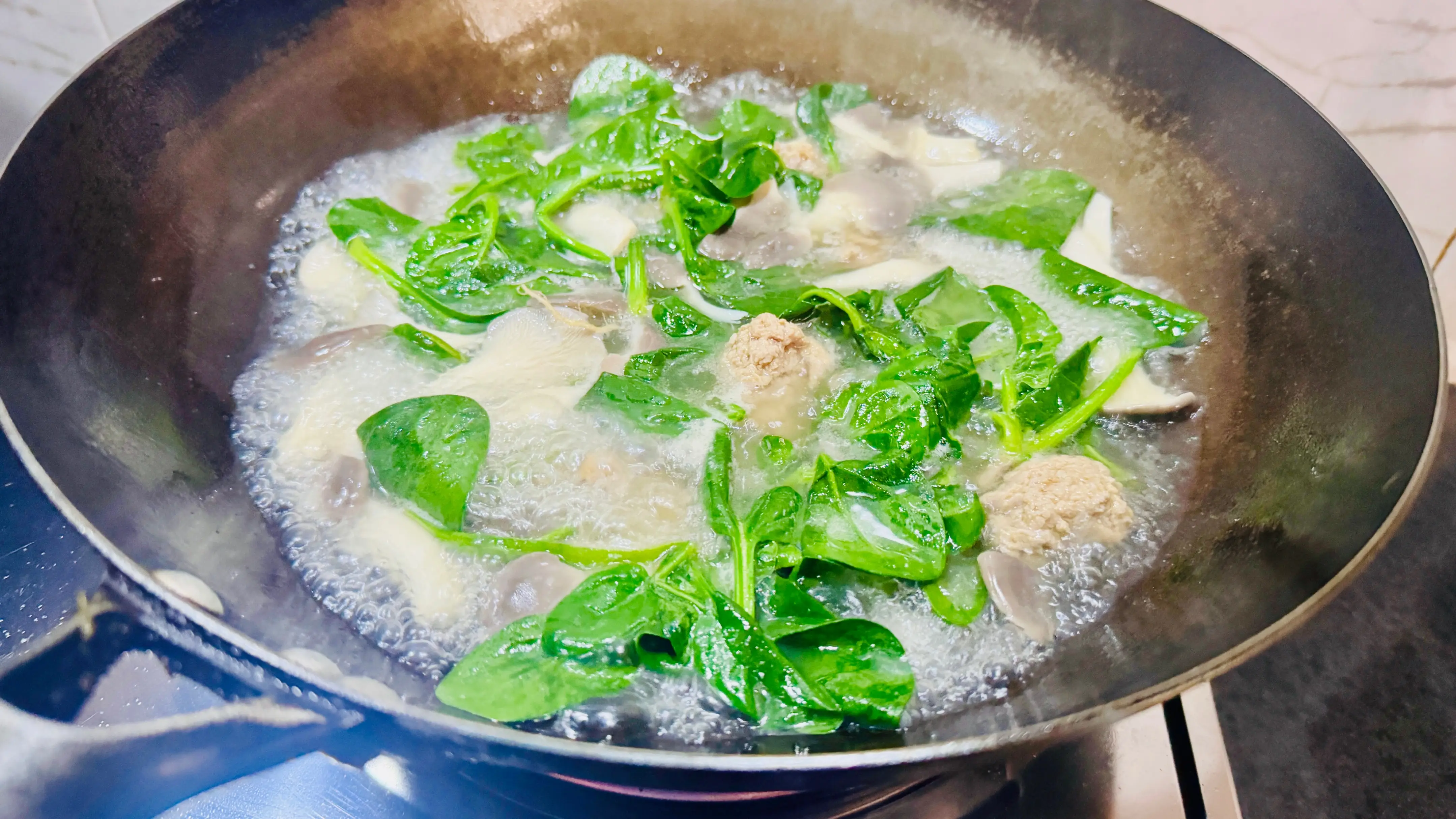 原創懶人週末菜譜：零失敗肉丸菠菜湯，暖胃又省心