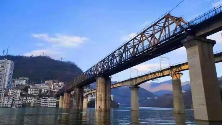 原创在祖国版图上雕刻钢铁动脉